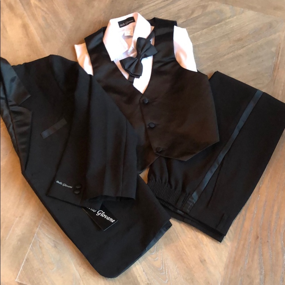 NWT Boys 5 Piece Tuxedo